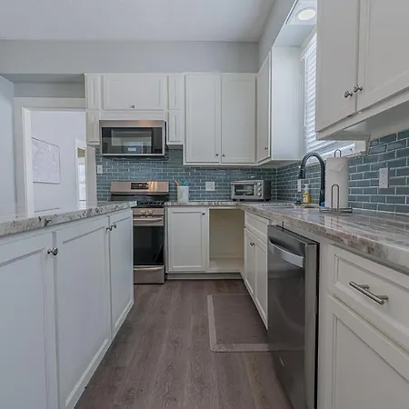 Uptown Cottage Newly Updated Home Near The Strand Galveston Harbor And Utmb
